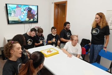 Ragazzi intorno a un tavolo